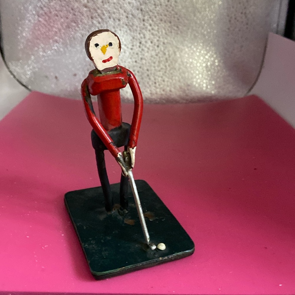 Golfer of metal Such a great tiny statue! Perfect for a desk or shelf